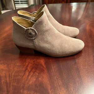 EUC Jack Rogers Peyton Suede Ankle Bootie in Light Gray‎ Size 8 M